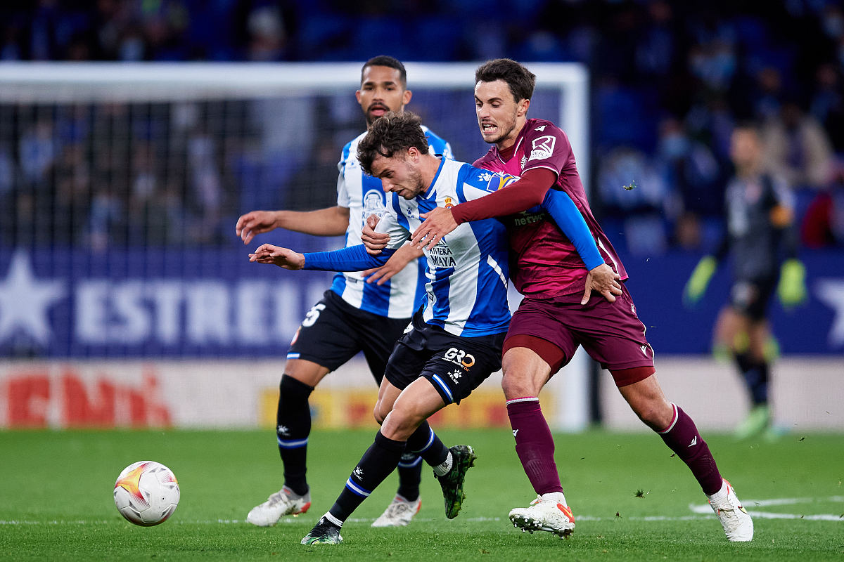 离谱！转会期武汉三镇强势反弹比利亚雷亚尔防线松动备战荷甲，圣安东尼奥马刺手感冰凉备战欧超杯的简单介绍